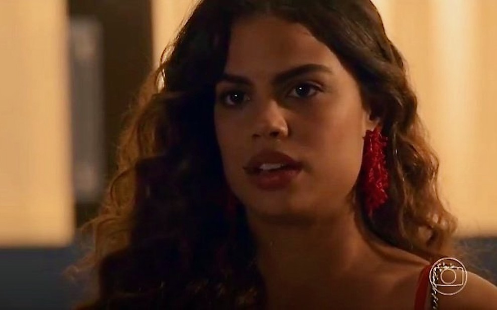 A atriz Clara Burque está em close em cena da novela Travessia como Bia