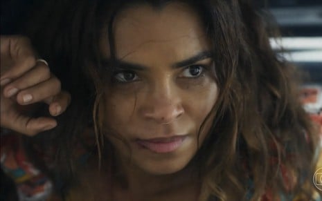 A atriz Lucy Alves está com expressão de braveza em cena de Travessia, novela das nove da Globo