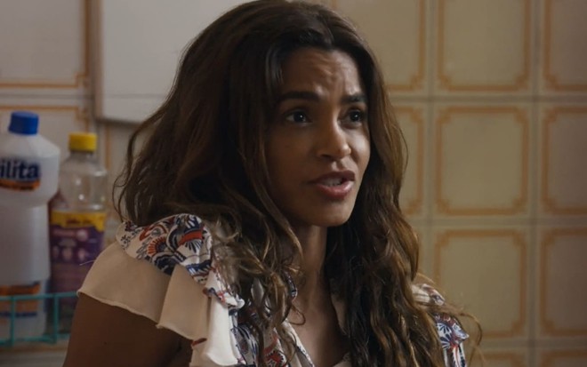 Lucy Alves, caracterizada como Brisa, tem o semblante atormentado em cena de Travessia