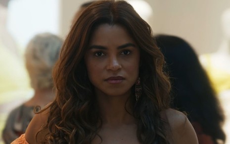 Lucy Alves, caracterizada como Brisa, tem a expressão cheia de agonia em cena de Travessia