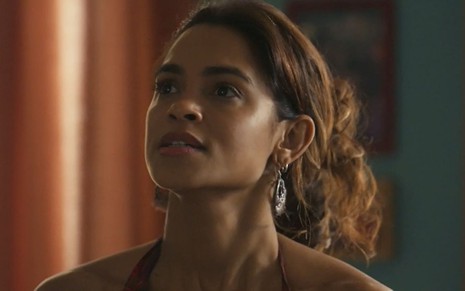 Lucy Alves, caracterizada como Brisa, tem o semblante atormentado em cena de Travessia
