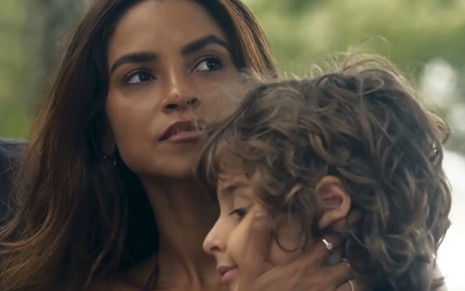 Mãe e filho em Travessia, Brisa (Lucy Alves) e Tonho (Vicente Alvite) estão abraçados em cena da novela