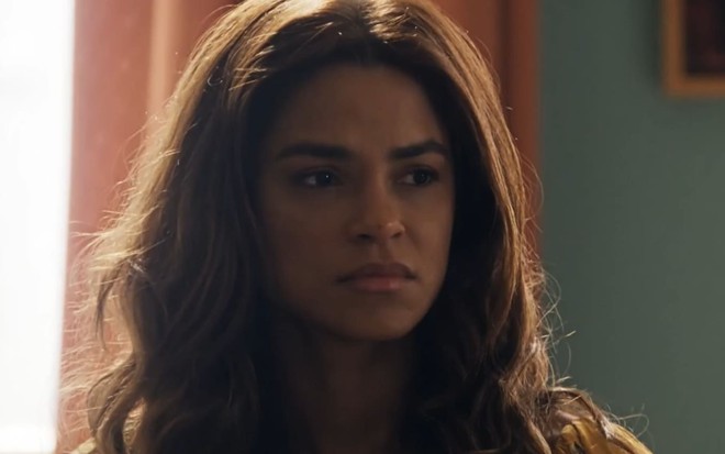 Lucy Alves, caracterizada como Brisa, tem a expressão cheia de agonia em cena de Travessia