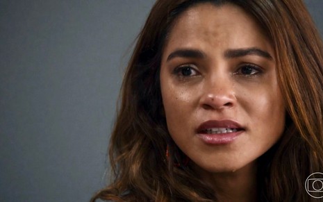 A atriz Lucy Alves chora caracterizada como a personagem Brisa da novela Travessia, da Globo
