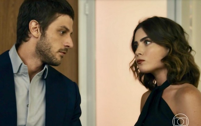 Chay Suede contracena com Jade Picon na novela Travessia; eles estão caracterizados como Ari e Chiara