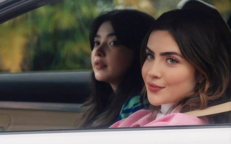 As atrizes Nathália Falcão e Jade Picon estão sentadas em um carro em cena de Travessia como as personagens Júlia e Chiara