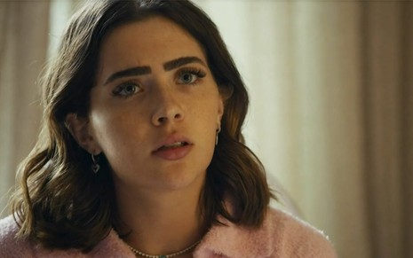 A atriz Jade Picon está com expressão de desolação na pele de Chiara em cena da novela Travessia