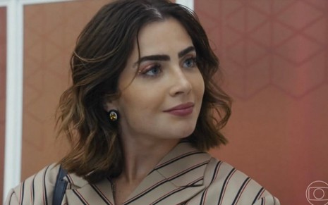 A atriz Jade Picon está caracterizada como Chiara em cena de Travessia, novela das nove da Globo
