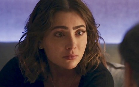 Jade Picon simula choro em cena da novela Travessia como Chiara