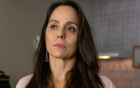A atriz Claudia Mauro caracterizada como Pilar em cena de Travessia