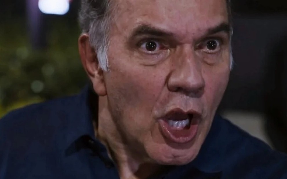 O ator Humberto Martins está em close e gritando em cena da novela Travessia como o personagem Guerra