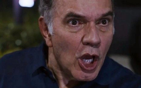 O ator Humberto Martins está em close e gritando em cena da novela Travessia como o personagem Guerra