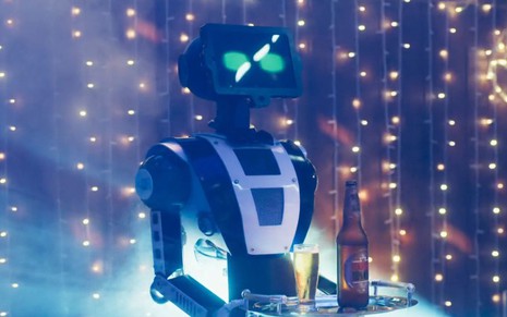 Um robô de avental carregando uma bandeja com uma cerveja