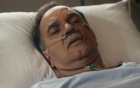 O ator Humberto Martins como Guerra em um leito de hospital em cena de Travessia