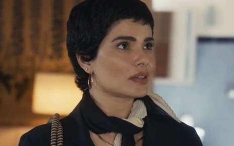 Vanessa Giácomo, caracterizada como Leonor, dá um meio sorriso em cena de Travessia