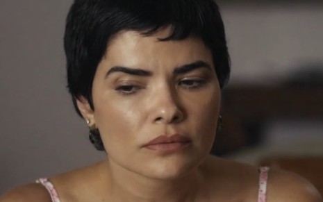 A atriz Vanessa Giácomo faz uma expressão desconfiada em cena de Travessia como a personagem Leonor