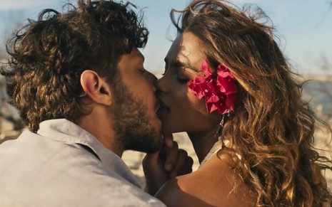 Ari (Chay Suede) e Brisa (Lucy Alves) se beijam em cena da novela Travessia