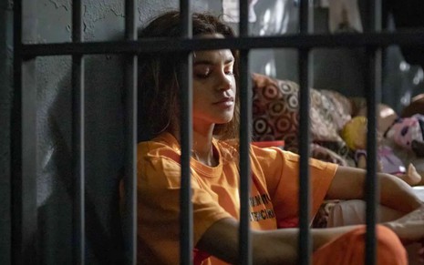 A atriz Lucy Alves caracterizada como Brisa em uma cadeia em Travessia