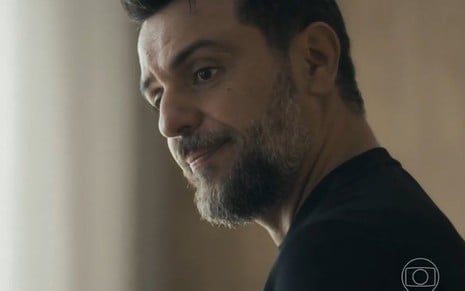 O ator Rodrigo Lombardi está caracterizado como Moretti em cena de Travessia