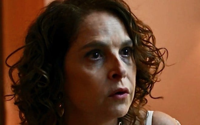 Drica Moraes está com os olhos marejados em cena da novela Travessia na pele de Núbia