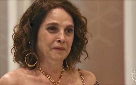 A atriz Drica Moraes faz uma cara de choro em cena da novela Travessia na pele da personagem Núbia