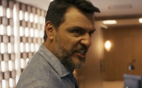 O ator Rodrigo Lombardi como Moretti em cena de Travessia