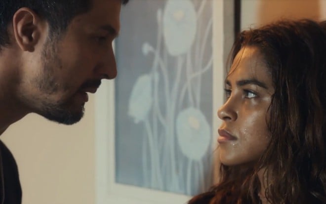 Oto (Romulo Estrela) diante de Brisa (Lucy Alves) em cena de Travessia