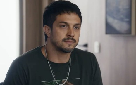 O ator Romulo Estrela caracterizado como Oto em cena de Travessia