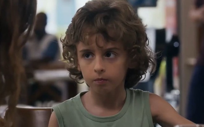 Vicente Alvite tem a expressão angustiada em cena como Tonho na novela Travessia