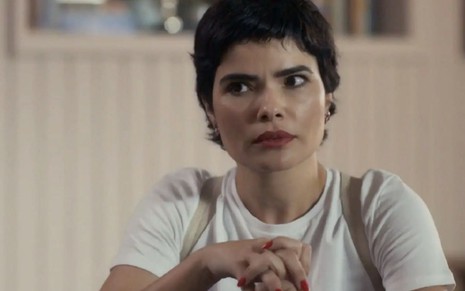A atriz Vanessa Giácomo caracterizada como Leonor em cena de Travessia