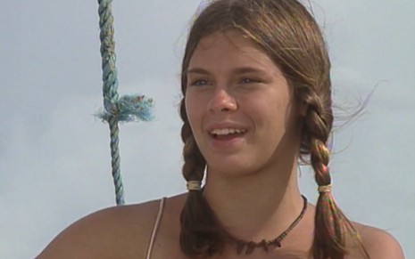 Carolina Dieckmann, caracterizada como Açucena, usa tranças laterais e colar de ossos em cena de Tropicaliente