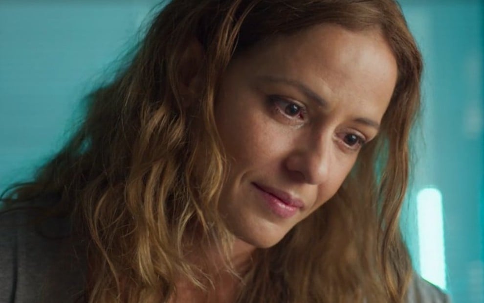 A atriz Fernanda de Freitas simula choro durante gravação de Um Lugar ao Sol, novela em que interpreta Érica