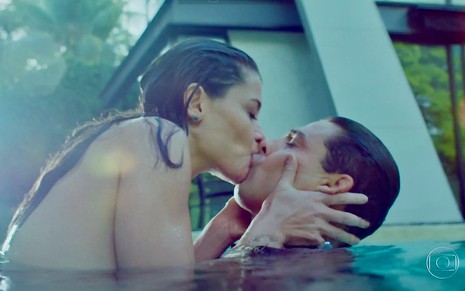 Alinne Moraes grava cena de beijo com Cauã Reymond dentro de uma piscina, cenário da casa de sua personagem em Um Lugar ao Sol