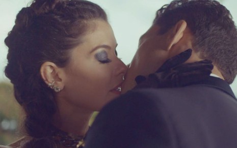 Alinne Moraes e Cauã Reymond se beijam em cena de casamento da novela Um Lugar ao Sol