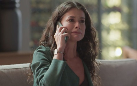 A atriz Alinne Moraes chora em cena como a personagem Bárbara de Um Lugar ao Sol, novela das nove da Globo