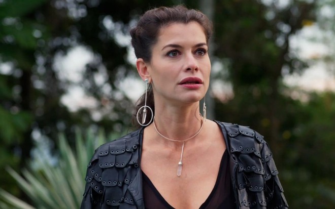 Bárbara (Alinne Moraes) está no jardim de mansão em cena de Um Lugar ao Sol