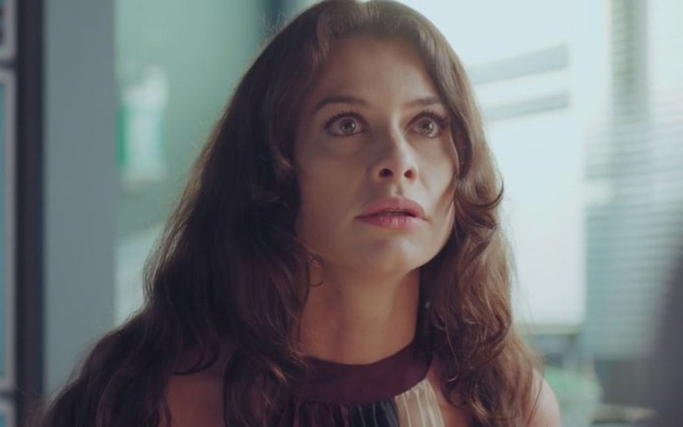 A atriz Alinne Moraes olha séria como a personagem Bárbara em Um Lugar ao Sol, novela das nove da Globo