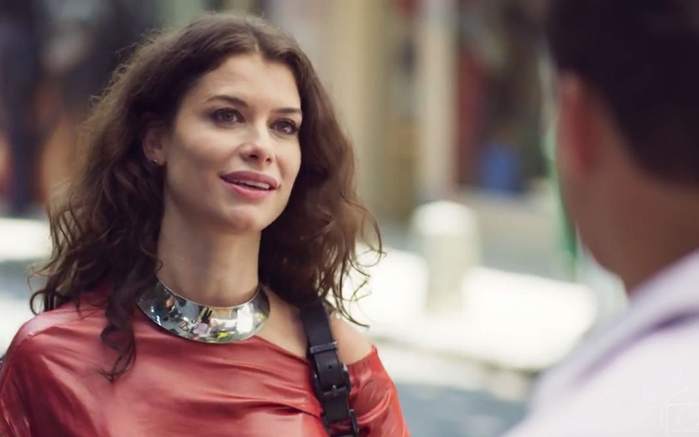 Bárbara (Alinne Moraes) conversa com Christian (Cauã Reymond) na rua em cena de Um Lugar ao Sol