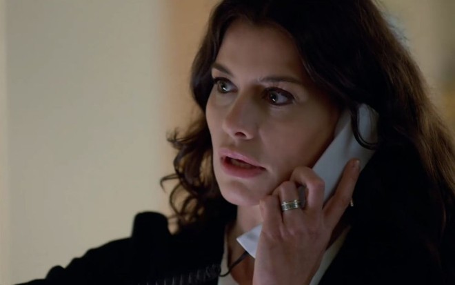 Bárbara (Alinne Moraes) fala ao telefone em cena de Um Lugar ao Sol