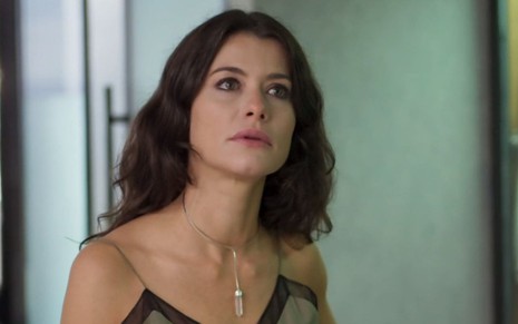 Bárbara (Alinne Moraes) usa regata e faz expressão de tristeza em cena de Um Lugar ao Sol, novela das nove da Globo