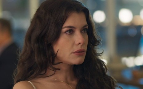 Bárbara (Alinne Moraes) olha para a frente com espanto em cena de Um Lugar ao Sol, novela das nove da Globo