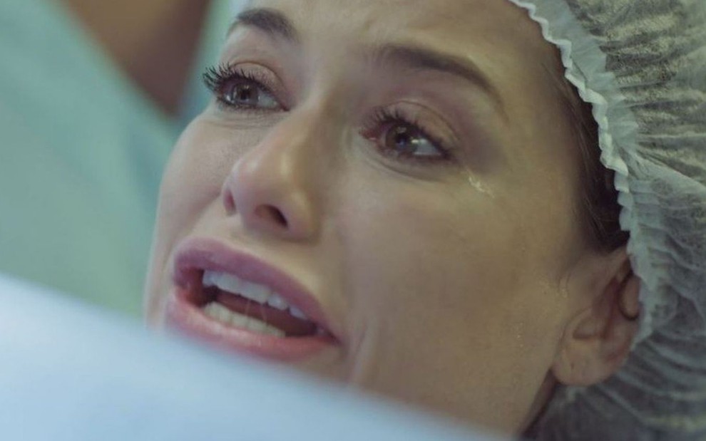 Bárbara (Alinne Moraes) chora durante parto em cena de Um Lugar ao Sol