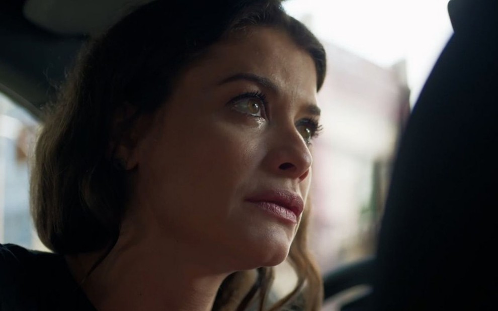 Bárbara (Alinne Moraes) chora dentro de carro em cena de Um Lugar ao Sol
