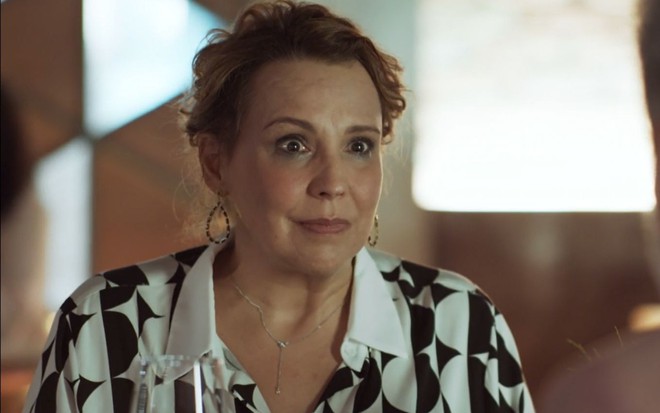 Ana Beatriz Nogueira grava cena com expressão surpresa, como Elenice, em Um Lugar ao Sol