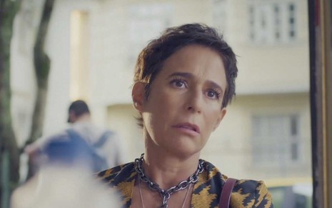 A atriz Andrea Beltrão com expressão de surpresa, porém negativa, como a Rebeca em cena de Um Lugar ao Sol