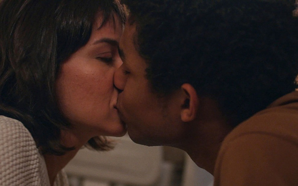 Andréia Horta, caracterizada como Lara, e Juan Paiva, o Ravi, se beijam em cena de Um Lugar ao Sol