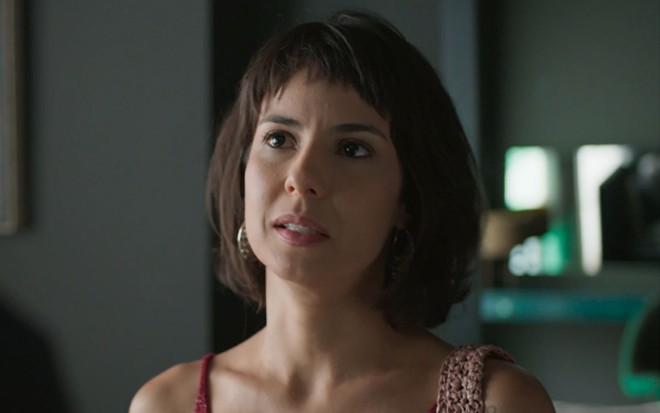 Andréia Horta grava cena com expressão séria, como Lara de Um Lugar ao Sol, da Globo