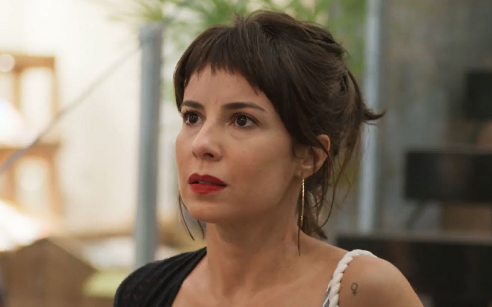 Andreia Horta grava cena com expressão séria, como Lara da novela Um Lugar ao Sol, da Globo