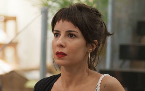 Andreia Horta grava cena com expressão séria, como Lara da novela Um Lugar ao Sol, da Globo
