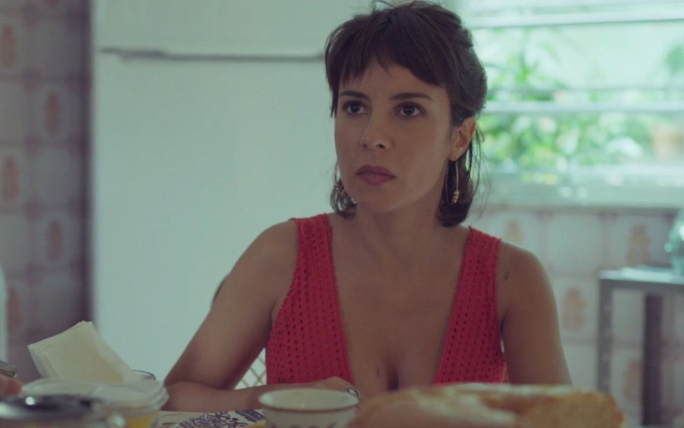 Andreia Horta grava cena com expressão séria, como Lara em Um Lugar ao Sol, da Globo